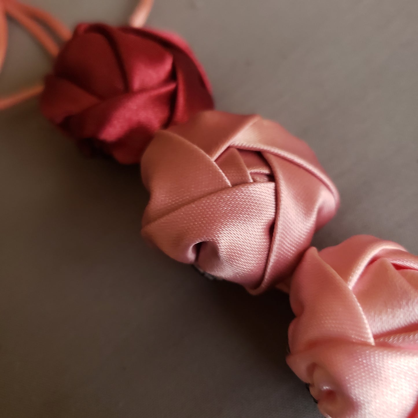 COLLAR ESCALA 3 ROSAS PINK