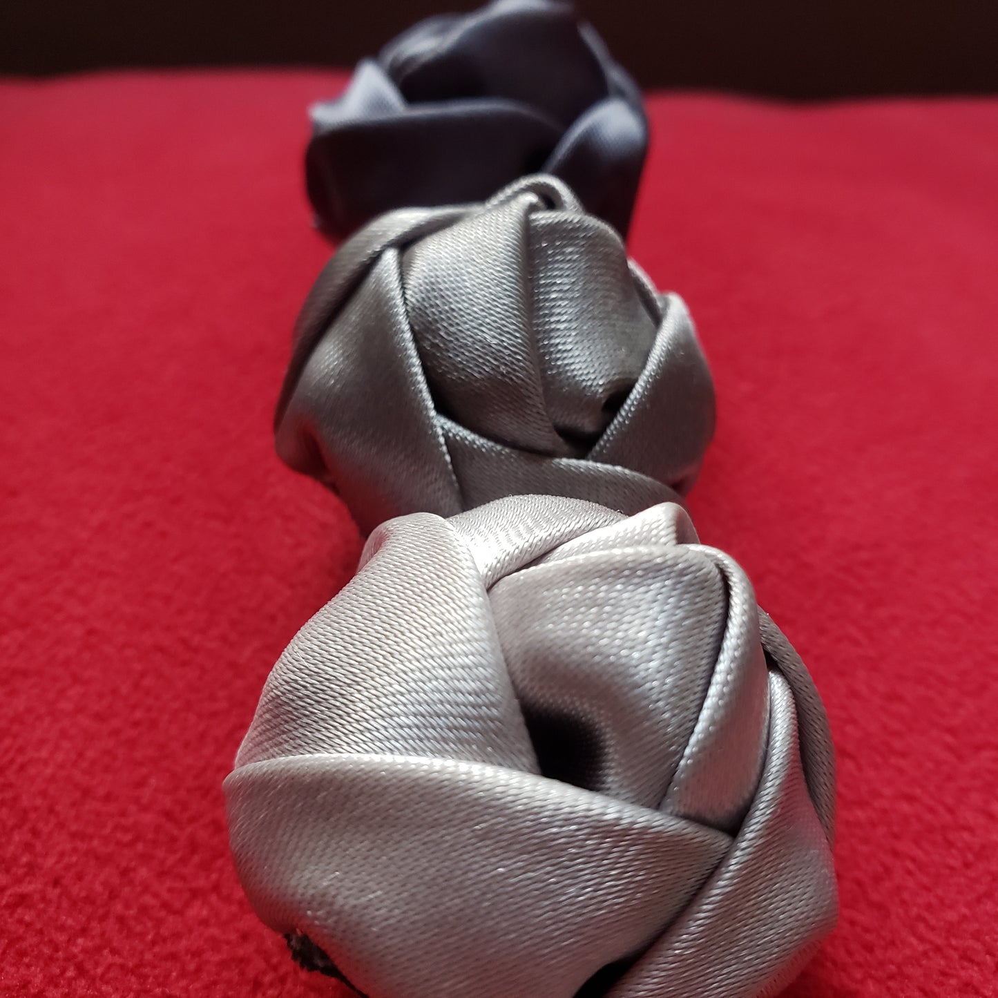 COLLAR ESCALA ROSAS GRISES