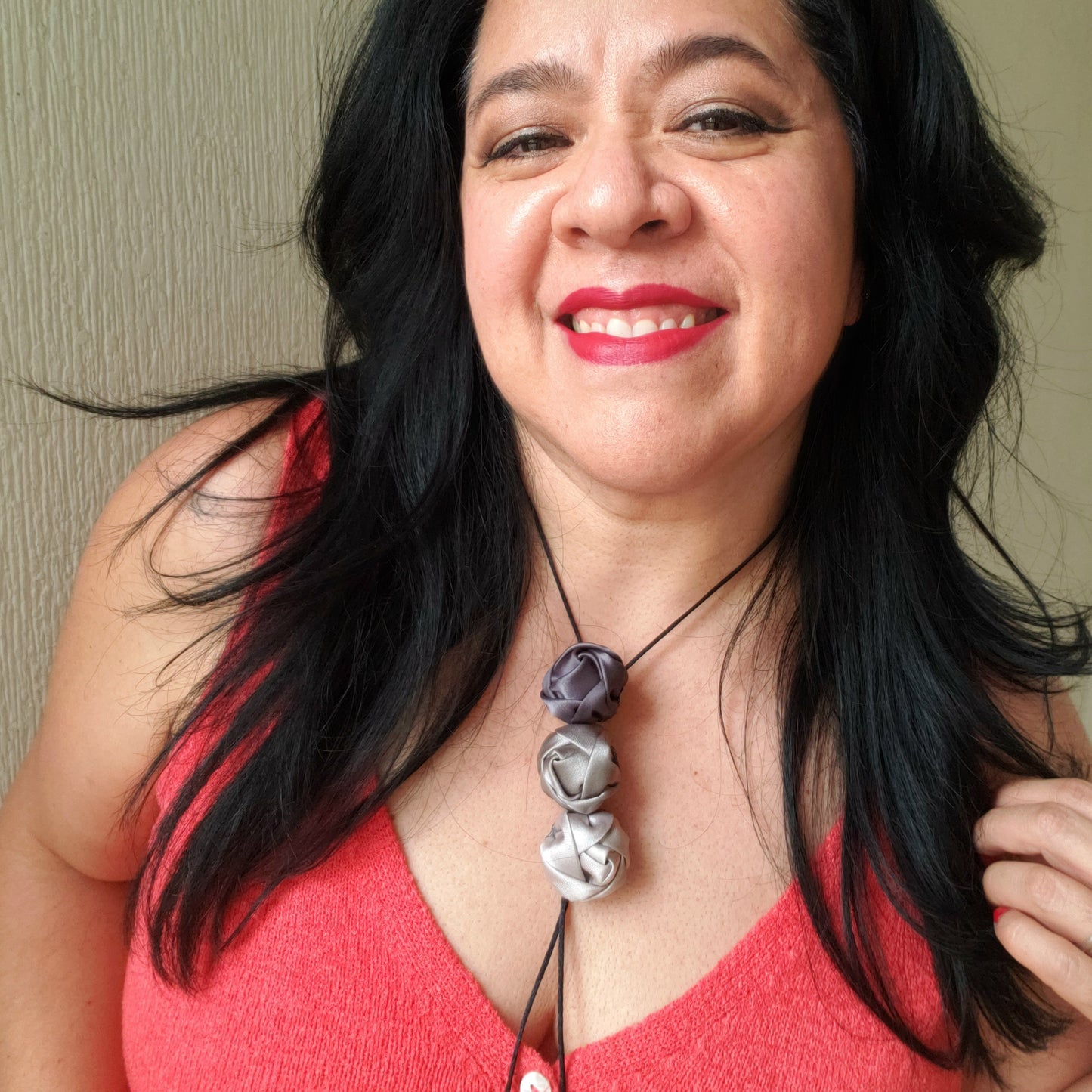 COLLAR ESCALA ROSAS GRISES