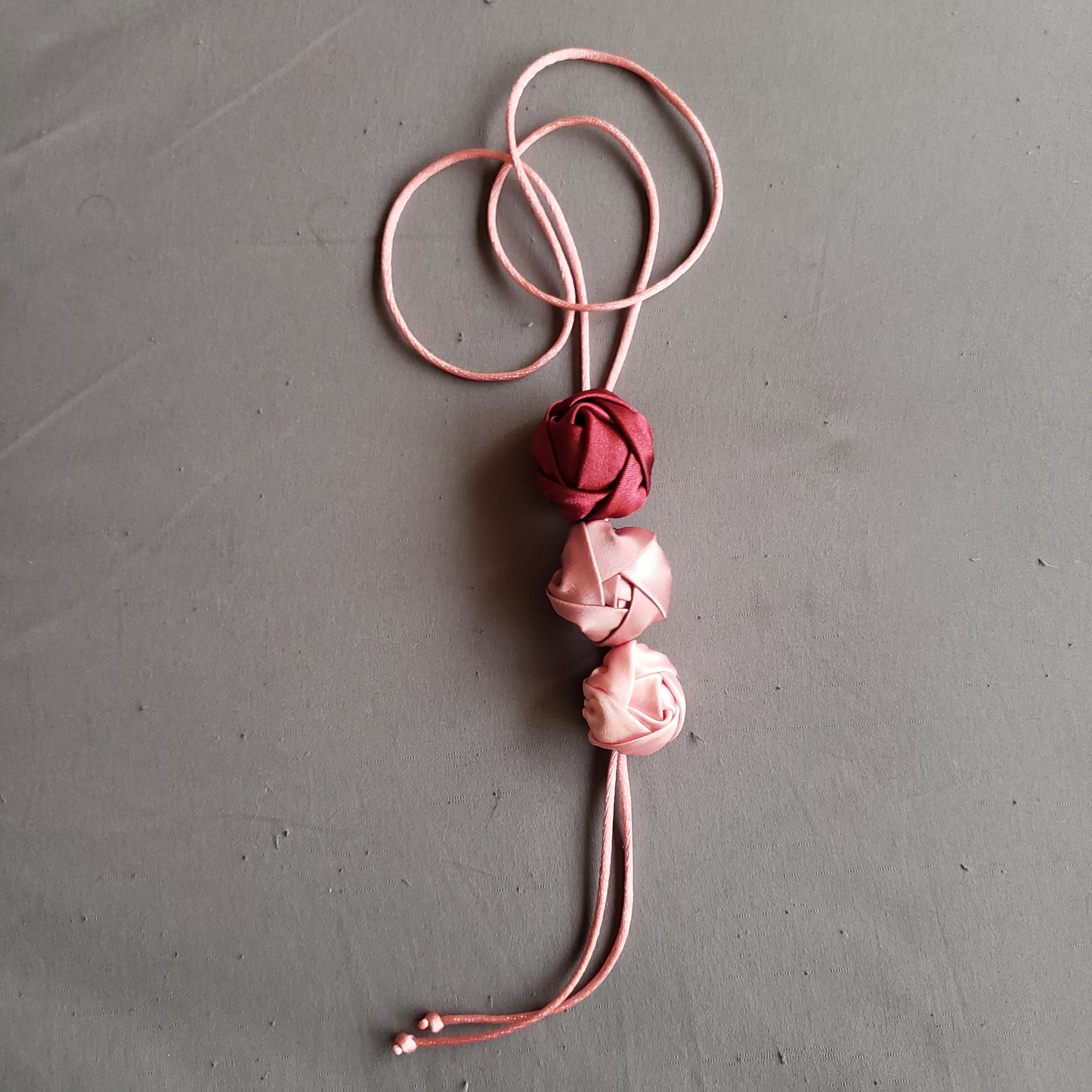 COLLAR ESCALA 3 ROSAS PINK