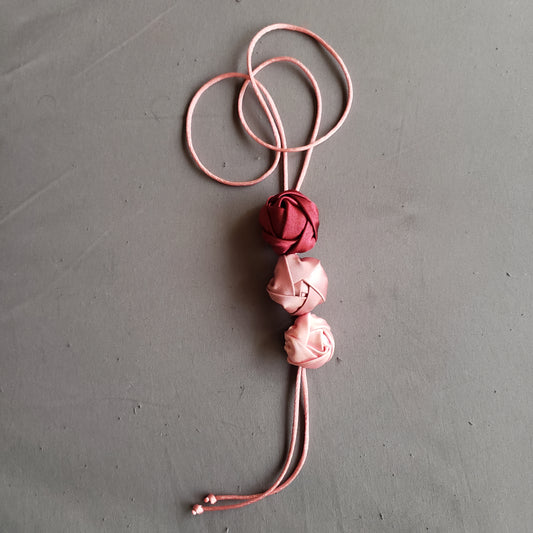 COLLAR ESCALA 3 ROSAS PINK