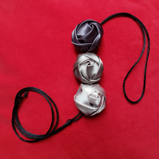 COLLAR ESCALA ROSAS GRISES